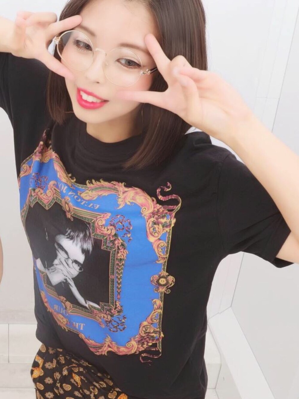 ブラック系のTシャツ/カットソー、ゴールド系のメガネを着用したレディースの秋コーディネートの1枚目の写真