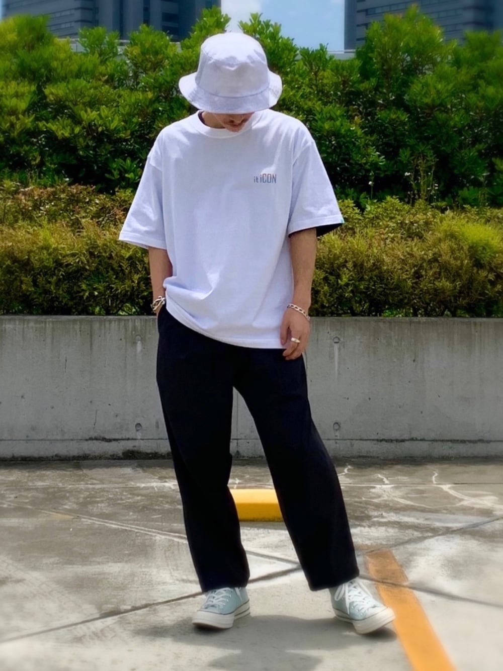 「ストリート、バケットハット、ジュンレッド(JUNRed)、ワイドパンツ、コンバース」｜「JUNREDのムラゾメバケットハット（ハット、ブラック系）」を使った、todaさん（メンズ・165cm）の夏コーディネートの1枚目の写真