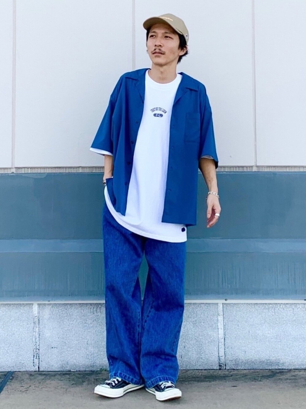 ホワイト系のTシャツ/カットソー、ブルー系のシャツ/ブラウス、ブルー系のデニムパンツを着用したメンズの夏コーディネートの1枚目の写真