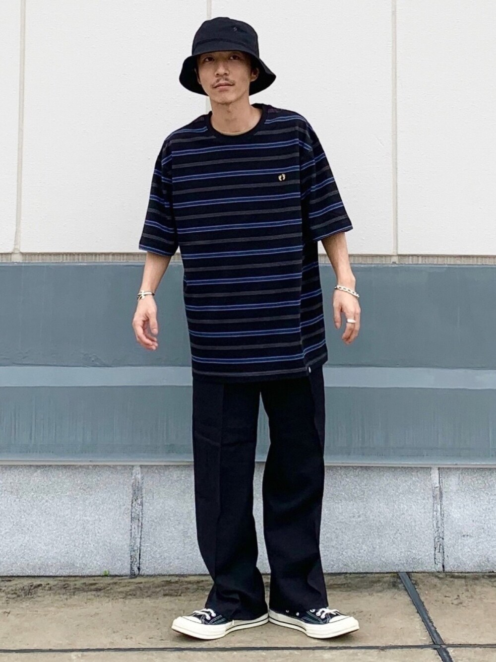 ブラック系のTシャツ/カットソー、ブラック系のその他パンツを着用したメンズの夏コーディネートの1枚目の写真