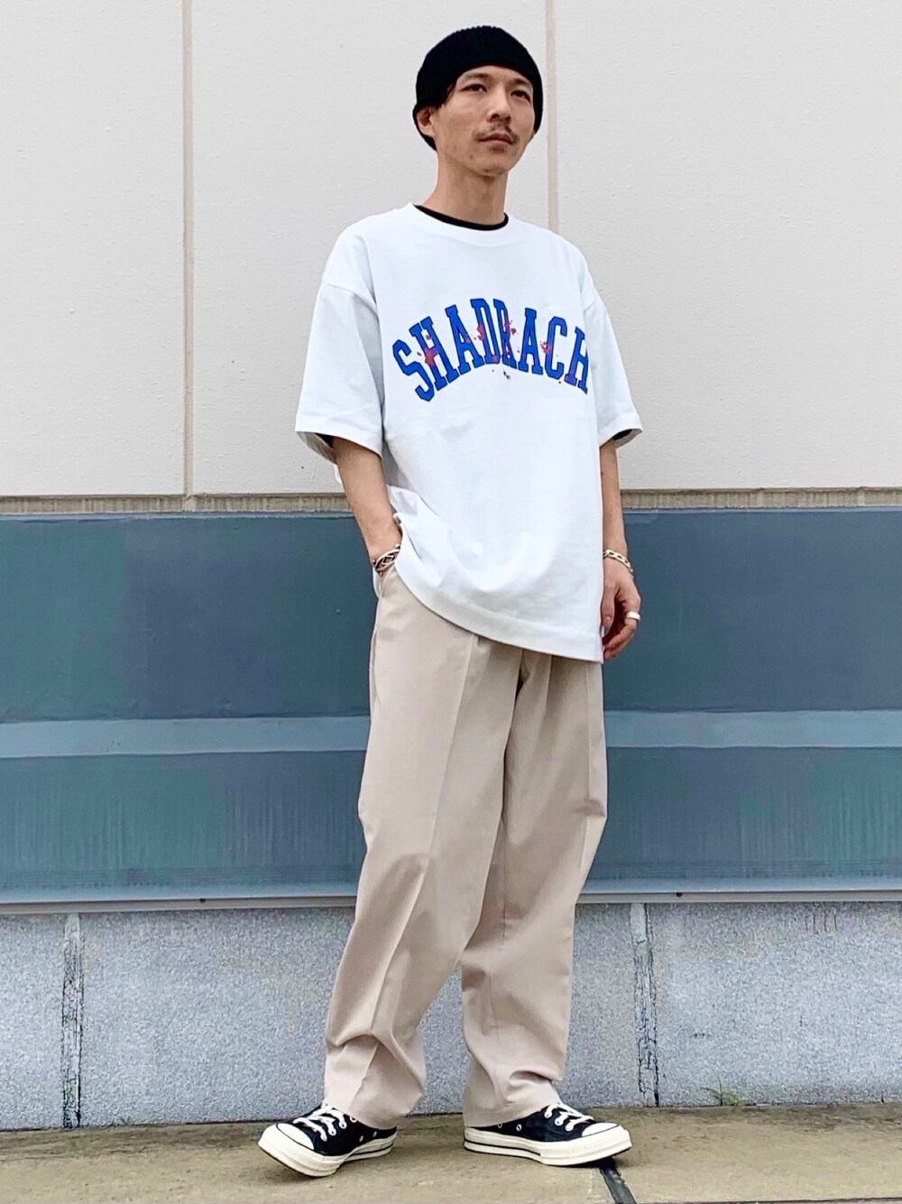 ホワイト系のTシャツ/カットソー、ベージュ系のその他パンツを着用したメンズの春コーディネートの1枚目の写真