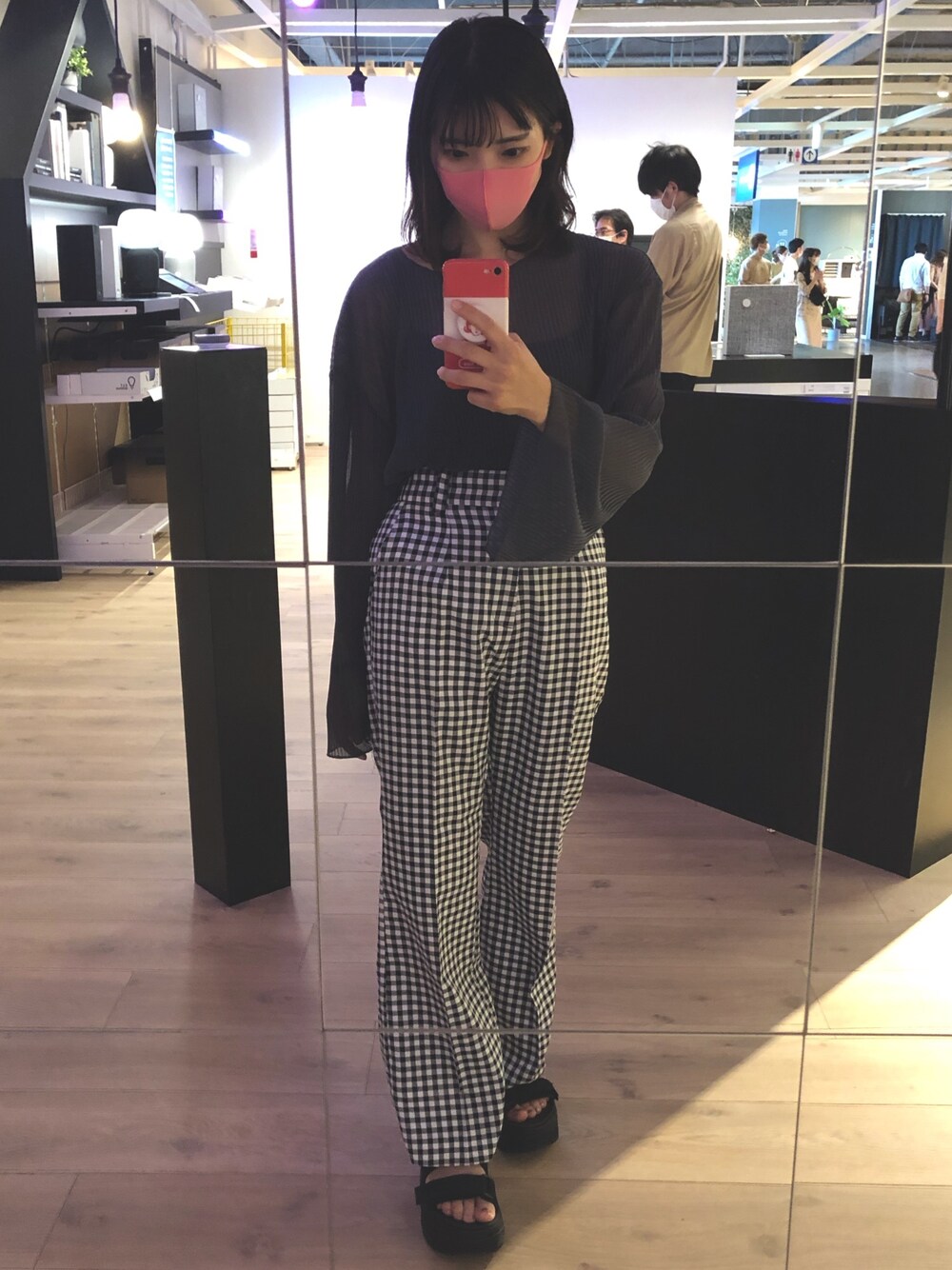 「オトナカジュアル、キレイめ、サンダル、チェックパンツ、スポサン、シースルートップス、ワントーンコーデ、黒コーデ、one after another NICE CLAUP、夏コーデ」｜「one after another NICE CLAUPのアソートスラックスパンツ（スラックス、ブラック系）」を使った、マカロニサラダさん（レディース・153cm）の夏コーディネートの1枚目の写真