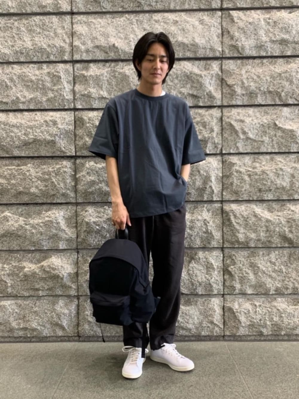 ブルー系のショルダーバッグ、ホワイト系のスニーカー、グリーン系のTシャツ/カットソーを着用したメンズの春コーディネートの1枚目の写真