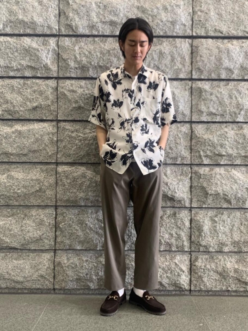 ブラウン系のローファー、ブラウン系のその他パンツ、ホワイト系のシャツ/ブラウスを着用したメンズの春コーディネートの1枚目の写真