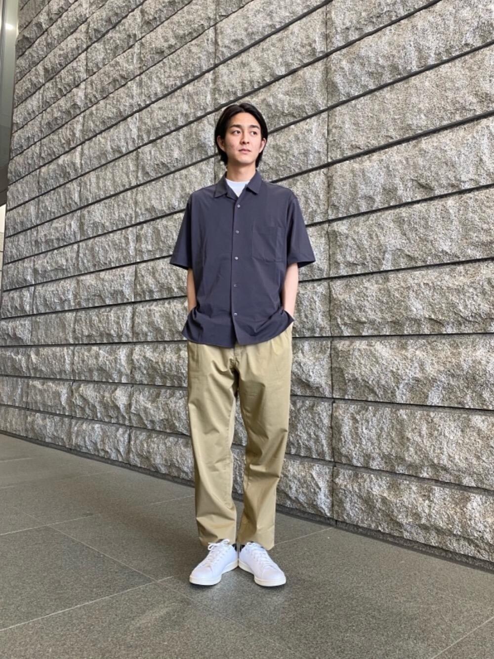 ベージュ系のその他パンツ、ホワイト系のスニーカー、グレー系のシャツ/ブラウスを着用したメンズの春コーディネートの1枚目の写真