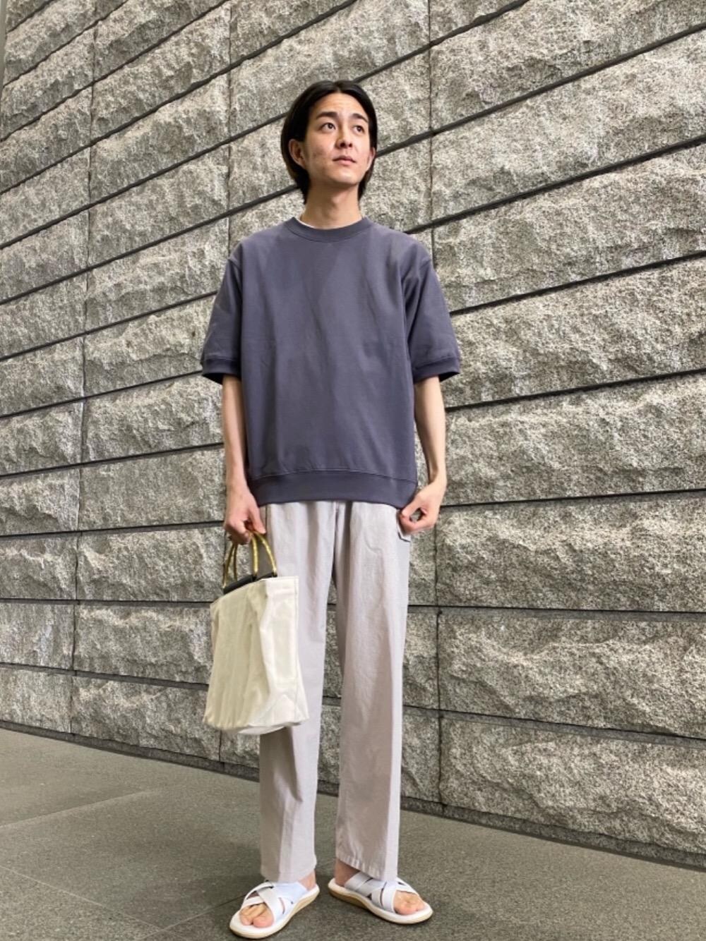 ベージュ系のカーゴパンツ、ホワイト系のサンダル、グレー系のTシャツ/カットソーを着用したメンズの春コーディネートの1枚目の写真