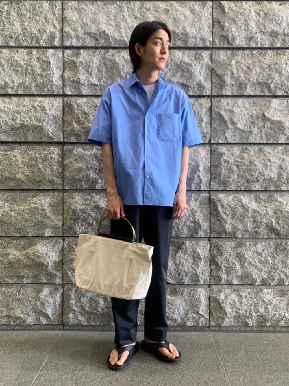 ブルー系のその他パンツ、ホワイト系のTシャツ/カットソー、ブルー系のシャツ/ブラウスを着用したメンズの夏コーディネートの1枚目の写真