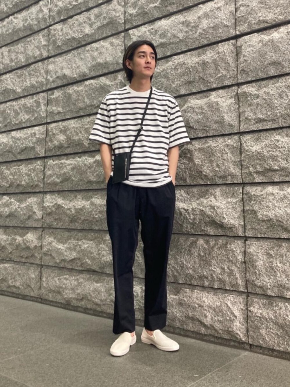 ブルー系のその他パンツ、ブラック系のショルダーバッグ、ベージュ系のスリッポンを着用したメンズの夏コーディネートの1枚目の写真