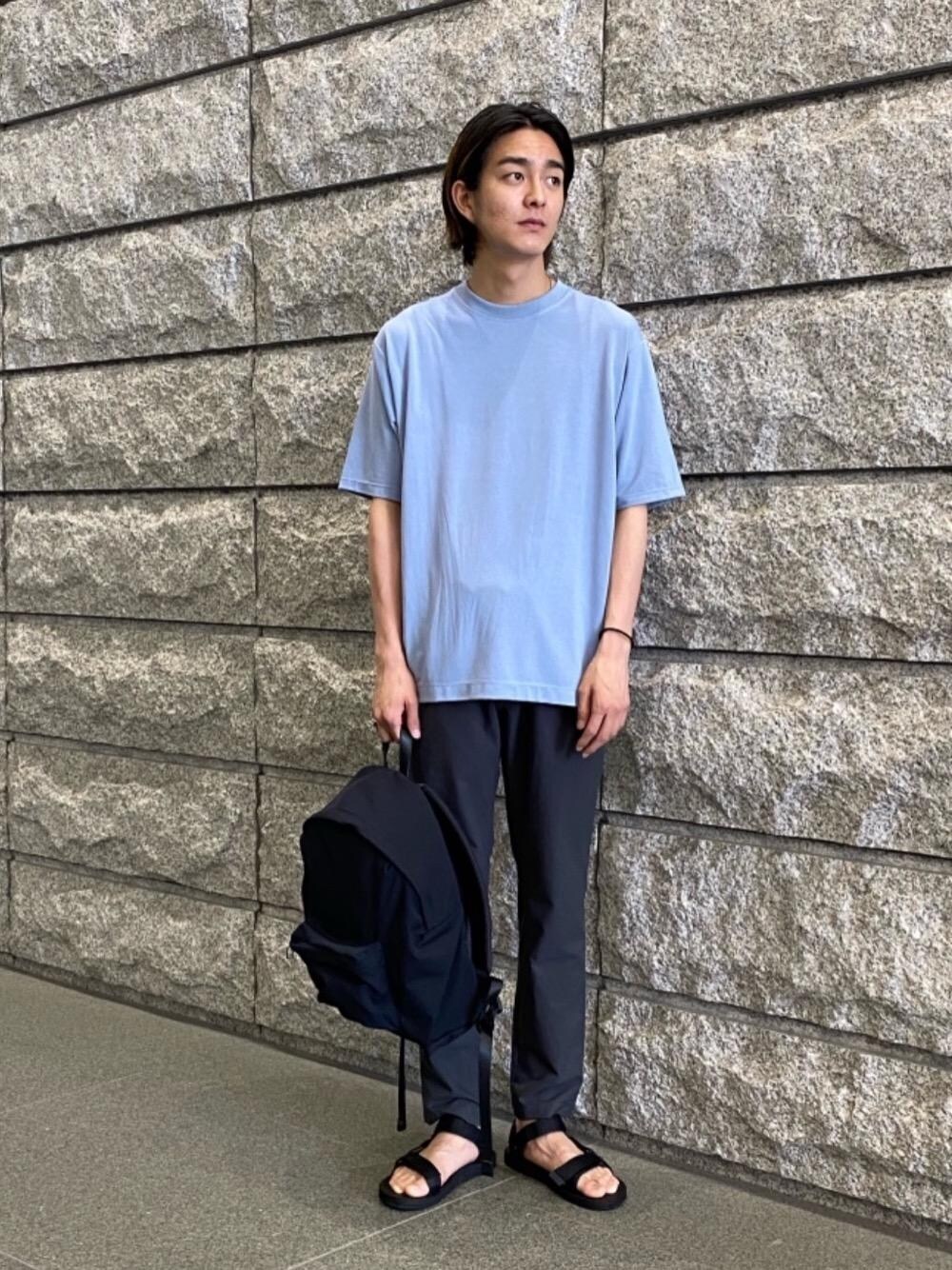 ブルー系のショルダーバッグ、グレー系のその他パンツ、ブルー系のTシャツ/カットソーを着用したメンズの夏コーディネートの1枚目の写真