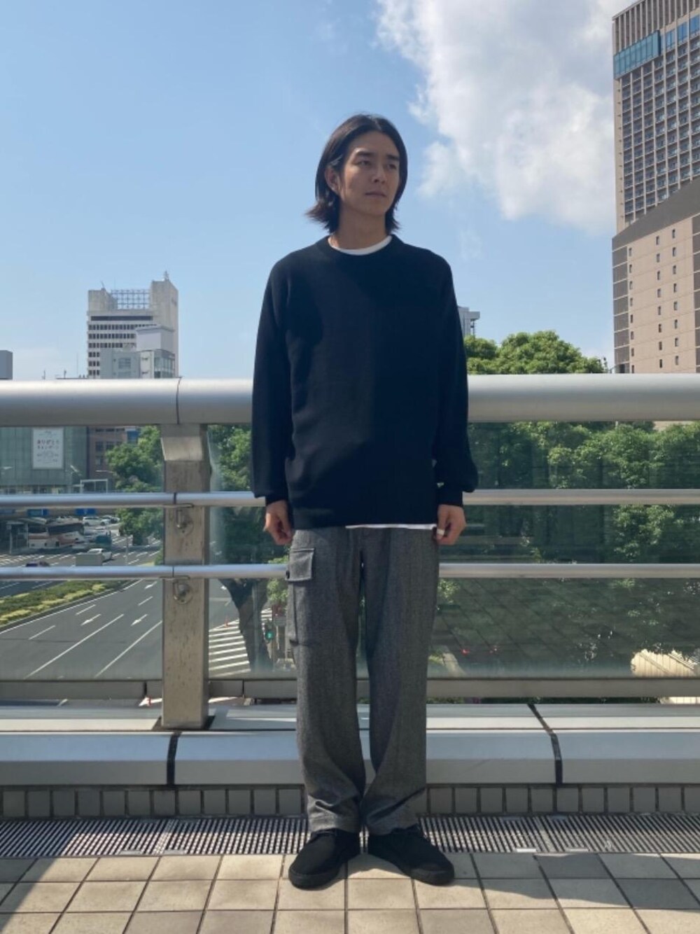 ブラック系のその他シューズ、グレー系のその他パンツを着用したメンズの秋コーディネートの1枚目の写真