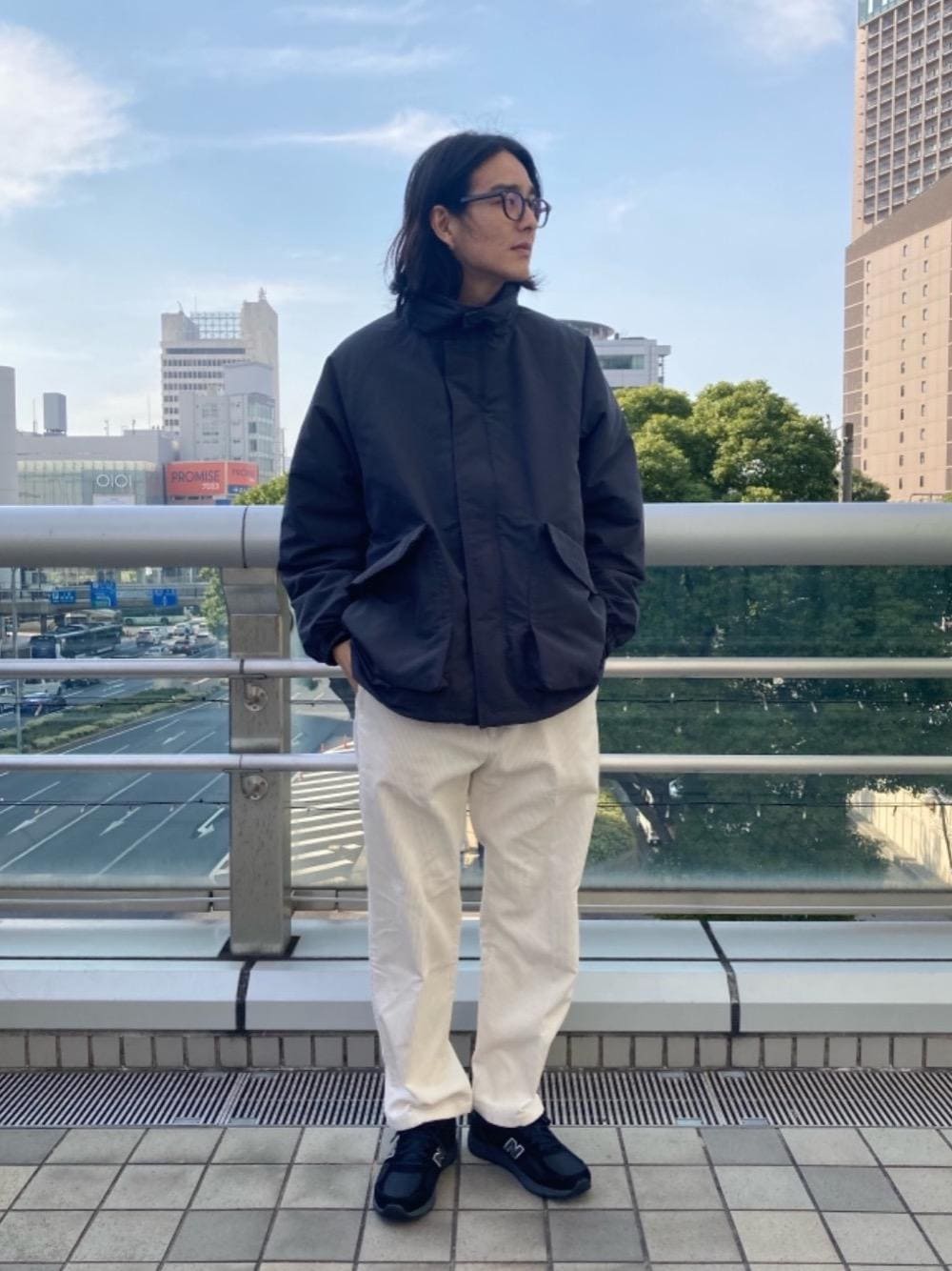 ホワイト系のその他パンツ、ブラック系のスニーカー、グレー系のその他アウターを着用したメンズの秋コーディネートの1枚目の写真