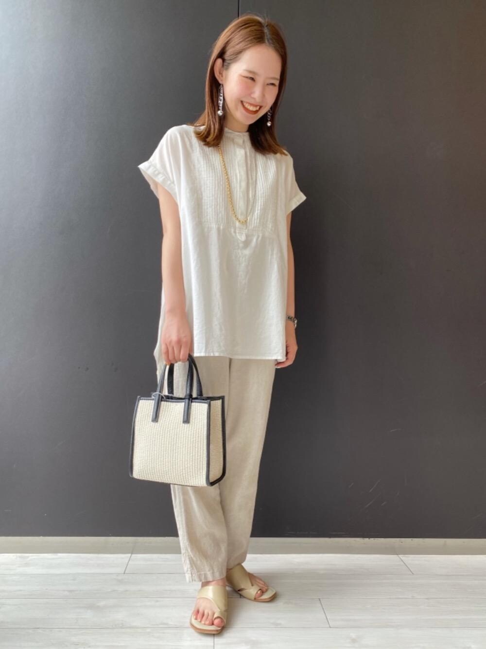 ホワイト系のシャツ/ブラウス、ベージュ系のその他パンツ、ホワイト系のショルダーバッグを着用したレディースの夏コーディネートの1枚目の写真