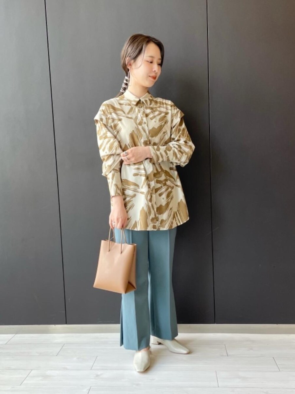 その他のその他シューズ、ベージュ系のショルダーバッグ、ベージュ系のシャツ/ブラウスを着用したレディースの夏コーディネートの1枚目の写真