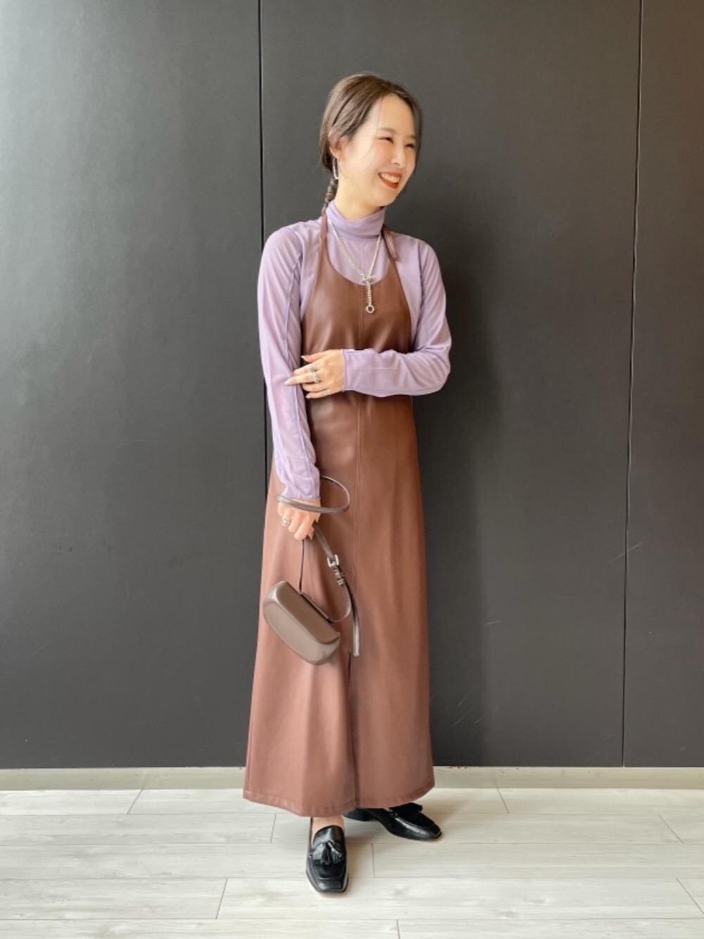 ブラウン系のショルダーバッグ、ブラック系のローファー、ブラウン系のワンピースを着用したレディースの夏コーディネートの1枚目の写真