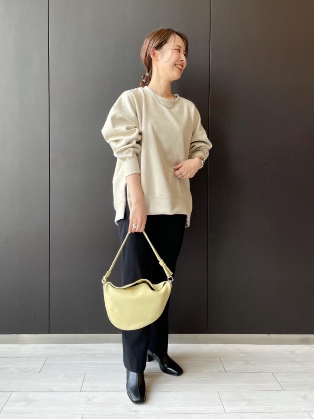 イエロー系のショルダーバッグ、ブルー系のその他パンツ、ブラック系のブーツを着用したレディースの夏コーディネートの1枚目の写真