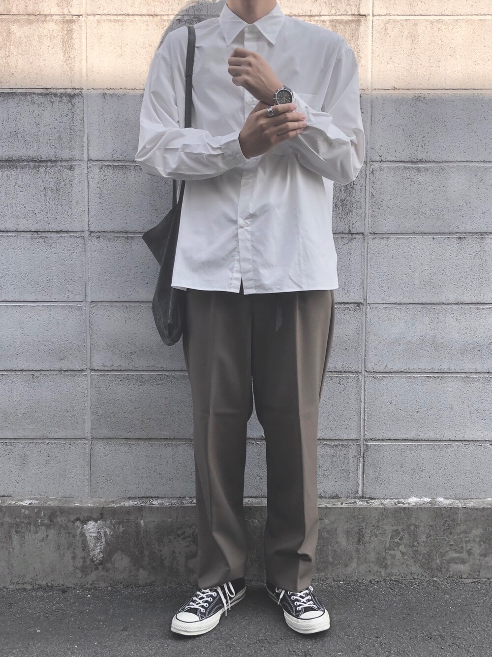 「秋コーデ、Steven Alan、スラックス、ベージュ、くすみカラー、グレージュ、白シャツ、リング、おしゃれさんと繋がりたい、キレイめ」｜「WYM LIDNMの【WYM LIDNM】TENCEL/COTTON BASIC SHIRT（シャツ/ブラウス、ホワイト系）」を使った、ゆんたろうさん（メンズ・183cm）の秋コーディネートの1枚目の写真