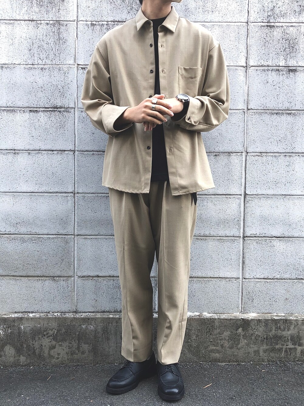 ベージュ系のシャツ/ブラウス、ブラック系のTシャツ/カットソー、ベージュ系のその他パンツを着用したメンズの秋コーディネートの1枚目の写真