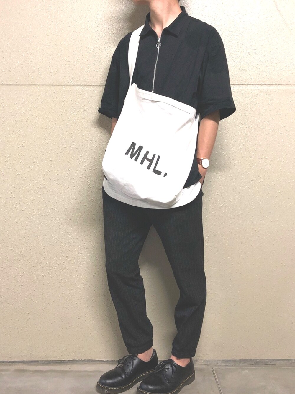 「休日スタイル、マーガレット・ハウエル(MARGARET HOWELL)、MHL.、RAGEBLUE、Daniel Wellington、Dr.Martens、Junred、シンプルコーデ、モノトーン」｜「MHL.の＜MHL.＞ 2WAY LOGO BAG/バッグ（ショルダーバッグ、ホワイト系）」を使った、ユウさん（メンズ・170cm）の夏コーディネートの1枚目の写真