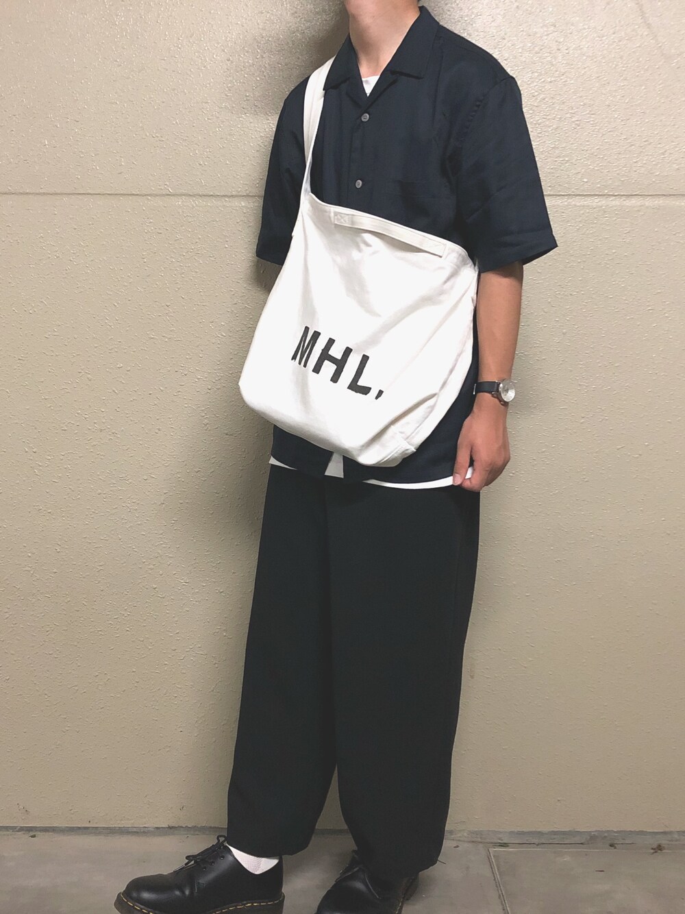 「シンプルコーデ、UNIQLO U、UNIQLO、SENSEOFPLACE、MHL.、Dr.Martens、プチプラ、ワイドパンツ、オープンカラーシャツ、開襟シャツ」｜「MARGARET HOWELLのHEAVY COTTON CANVAS（ショルダーバッグ、ホワイト系）」を使った、ユウさん（メンズ・170cm）の夏コーディネートの1枚目の写真