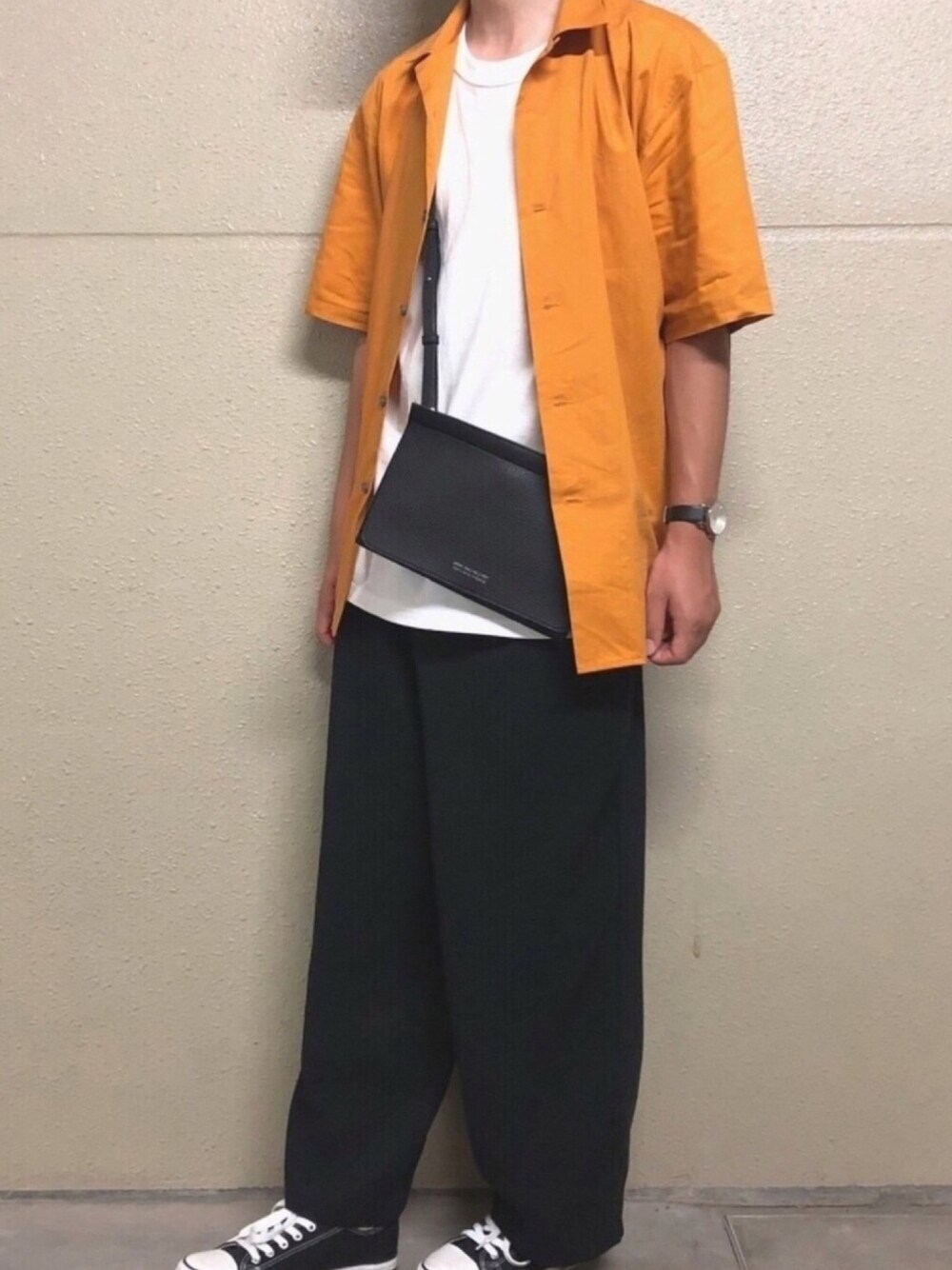 「差し色、マスタード、シンプル、UNIQLO、UNIQLOU、RAGEBLUE、サコッシュ、ワイドパンツ、Klasse14、オープンカラーシャツ」｜「UNIQLOのオープンカラーシャツ（半袖）（シャツ/ブラウス、イエロー系）」を使った、ユウさん（メンズ・170cm）の夏コーディネートの1枚目の写真