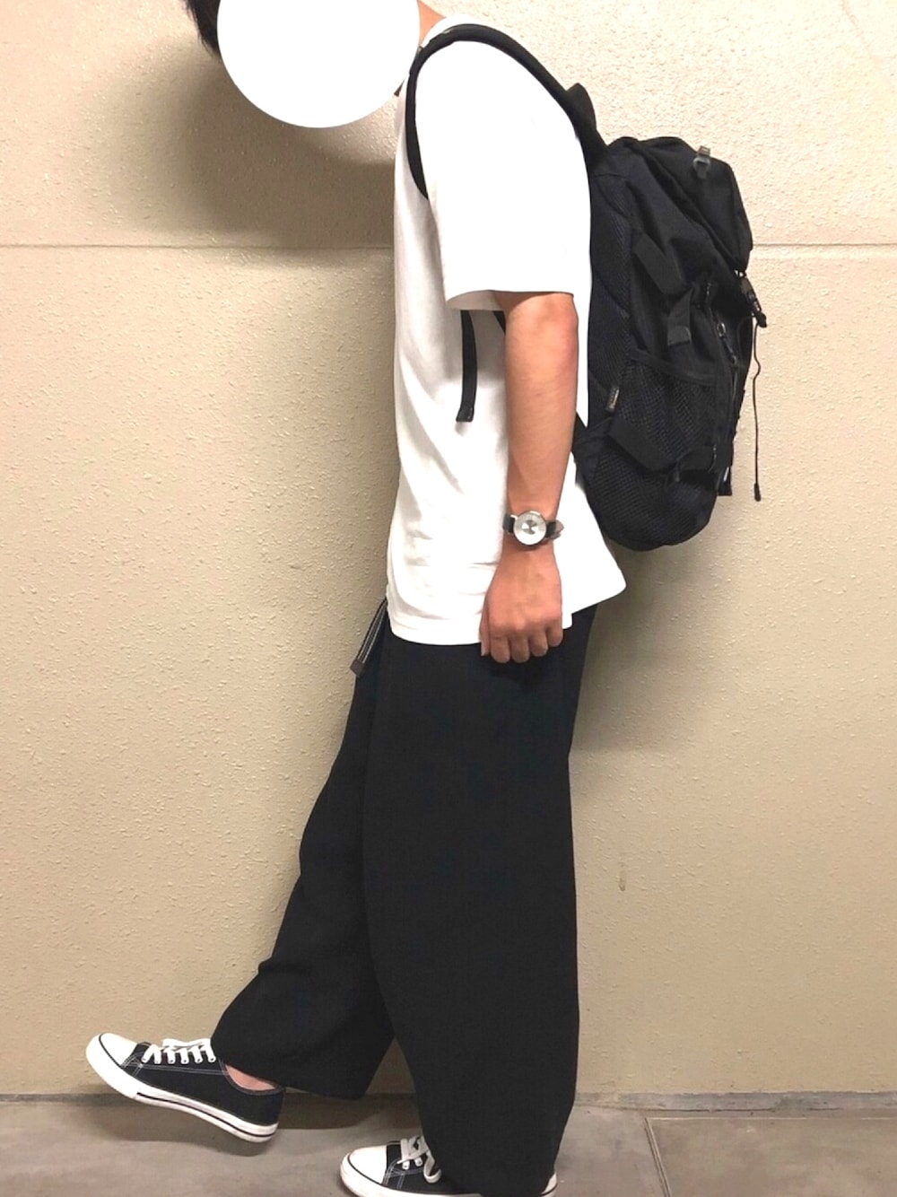 「シンプル、白黒、UNIQLO、MAKAVELIC、Klasse14、SENSEOFPLACE、ワイドパンツ、ビックシルエット、バックパック、スニーカー」｜「KLASSE14のKLASSE14 / Volare SILVER（アナログ腕時計、シルバー系）」を使った、ユウさん（メンズ・170cm）の夏コーディネートの1枚目の写真