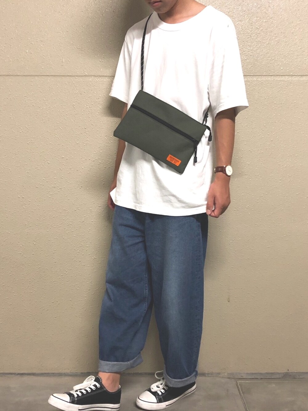 「サコッシュ、フォローミー、おしゃれさんと繋がりたい、着回しコーデ、UNIQLO、UNIQLO U、URBAN RESEARCH、デニムワイドパンツ、ワイドパンツ、シンプルコーデ」｜「ikkaのrecurrence サコッシュ（ショルダーバッグ、グリーン系）」を使った、ユウさん（メンズ・170cm）の夏コーディネートの1枚目の写真