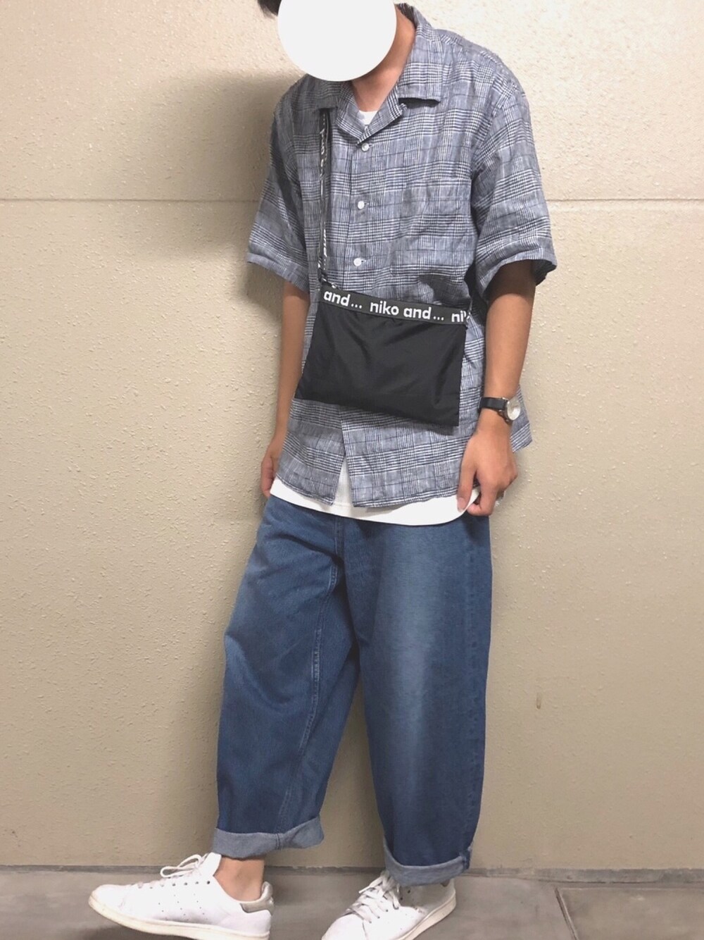 「夏コーデ、カジュアルコーデ、オープンカラーシャツ、ワイドパンツ、デニムワイドパンツ、グレンチェック、レイヤードスタイル、サコッシュ、夏セールで買いました、フォローミー」｜「JOURNAL STANDARD relumeのリネンチェック オープンカラーシャツ#（シャツ/ブラウス、ブラック系）」を使った、ユウさん（メンズ・170cm）の夏コーディネートの1枚目の写真