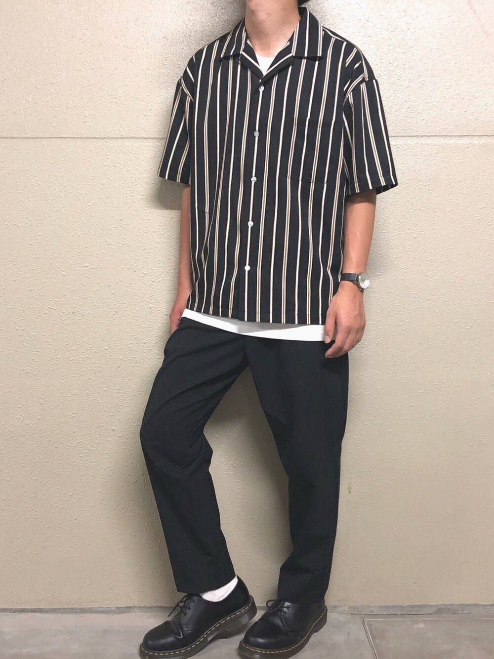 「オープンカラーシャツ、シンプルコーデ、ユニクロ、ドクターマーチン、Dr.Martens、Klasse14、ストライプ、カイキンシャツ、スラックス、夏」｜「RAGEBLUEのPEストライプシャツ/803449（シャツ/ブラウス、ブラック系）」を使った、ユウさん（メンズ・170cm）の夏コーディネートの1枚目の写真