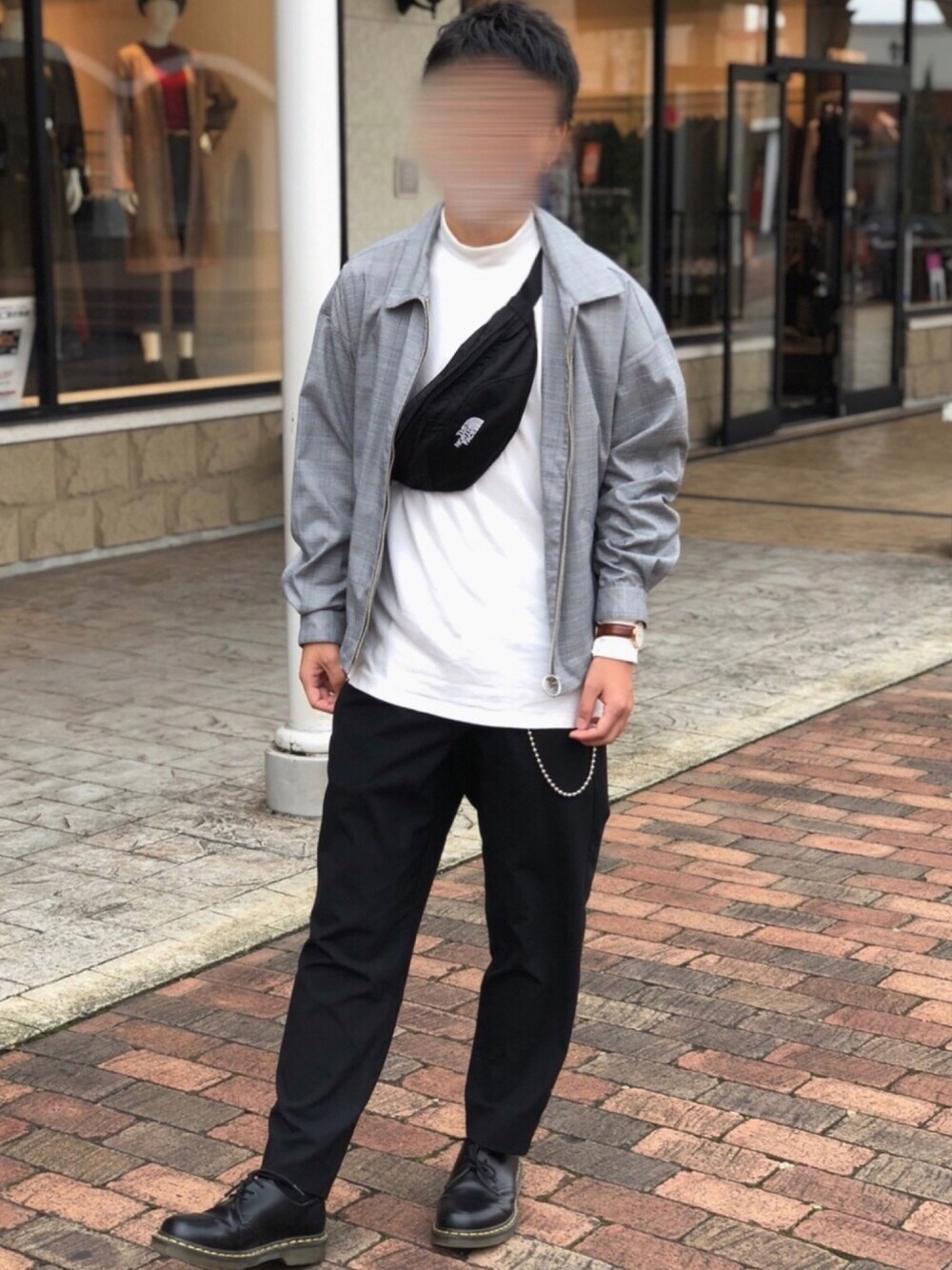 「秋コーデ、UNIQLO、モノトーン、いいね、save、フォローお願いします🤑、おしゃれさんと繋がりたい、フォローミー、キレイめ、ウエストポーチ、休日スタイル、Dr.Martens」｜「THE NORTH FACEのザ・ノース・フェイス　ウェストバッグ　/　グラニュール（ボディバッグ/ウエストポーチ、ブラック系）」を使った、ユウさん（メンズ・170cm）の秋コーディネートの1枚目の写真
