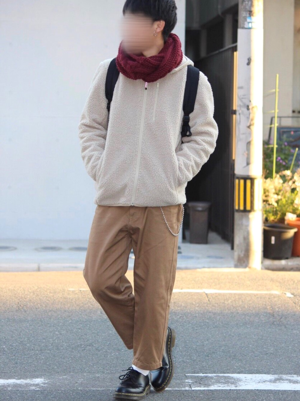「フリース、ボア、ワイドパンツ、スヌード、バックパック、ドクターマーチン、ベージュ、差し色、差し色(赤)、いいね、save、フォローお願いします🤑」｜「RAGEBLUEのケーブルニットスヌード/555003（ストール/ショール、レッド系）」を使った、ユウさん（メンズ・170cm）の冬コーディネートの1枚目の写真