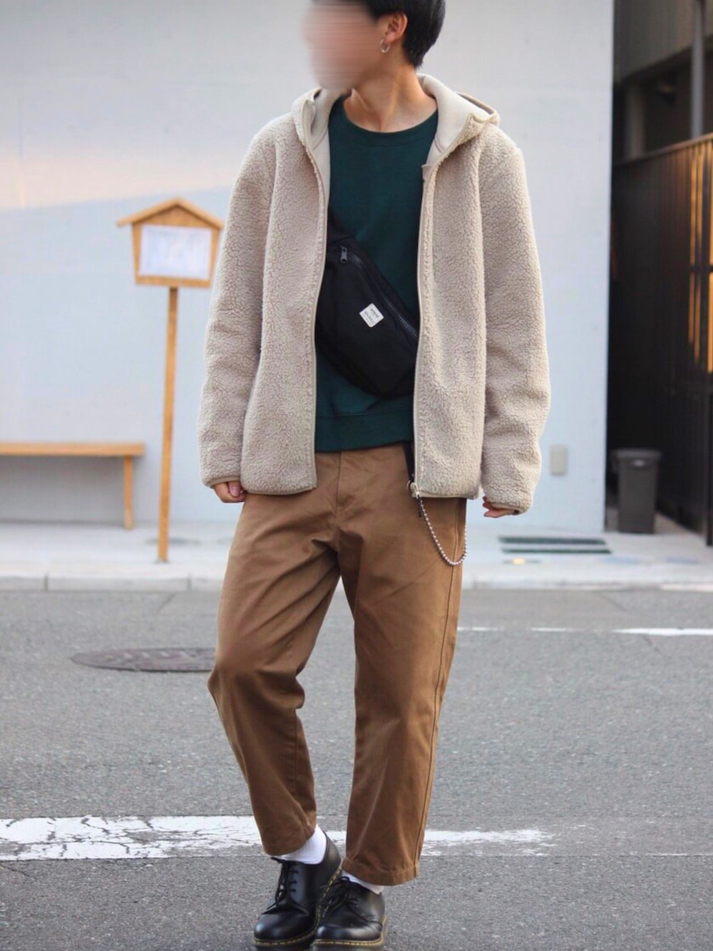 「アースカラー、フリース、スウェット、ワイドパンツ、ボディバッグ、ドクターマーチン、UNIQLO、プチプラ、ボアジャケット、いいね、save、フォローお願いします🤑」｜「UNIQLOの防風ボアフリースパーカ（長袖）（その他アウター、ベージュ系）」を使った、ユウさん（メンズ・170cm）の冬コーディネートの1枚目の写真