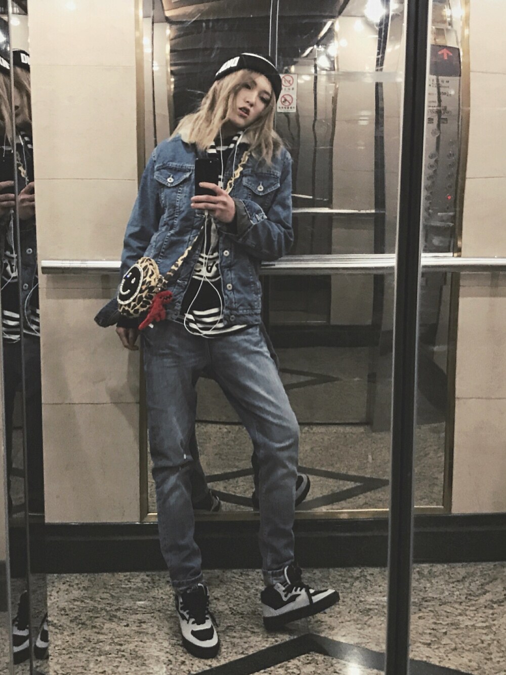 「冬、ootd、denim、streetstyle、streetsnap、streetfashion、OPENING CEREMONY、DKNY、BEAMS、agnes b.」｜「opening ceremony x dknyのアイテム（ニット/セーター、ブラック系）」を使った、venusucker さん（レディース・168cm）の冬コーディネートの1枚目の写真