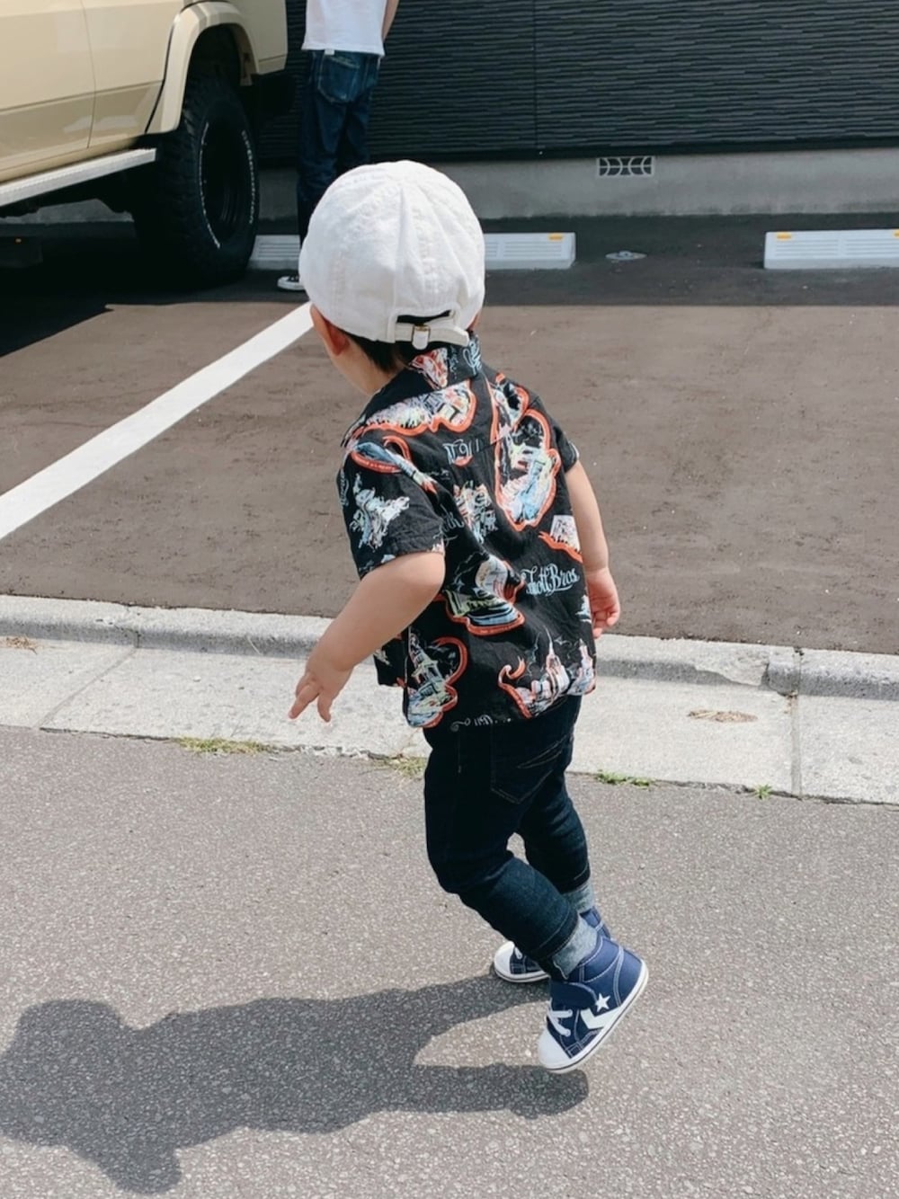 「夏コーデ、キッズファッション、デニム、カジュアル、アロハシャツ、converse、SCHOTT」｜「schottのKID's Schott/ショット/HAWAIIAN SHIRT NEW YORK CITY/ハワイアンシャツ ニューヨークシティ（シャツ/ブラウス、ブラック系）」を使った、ぴーなつさん（キッズ・90cm）の夏コーディネートの1枚目の写真