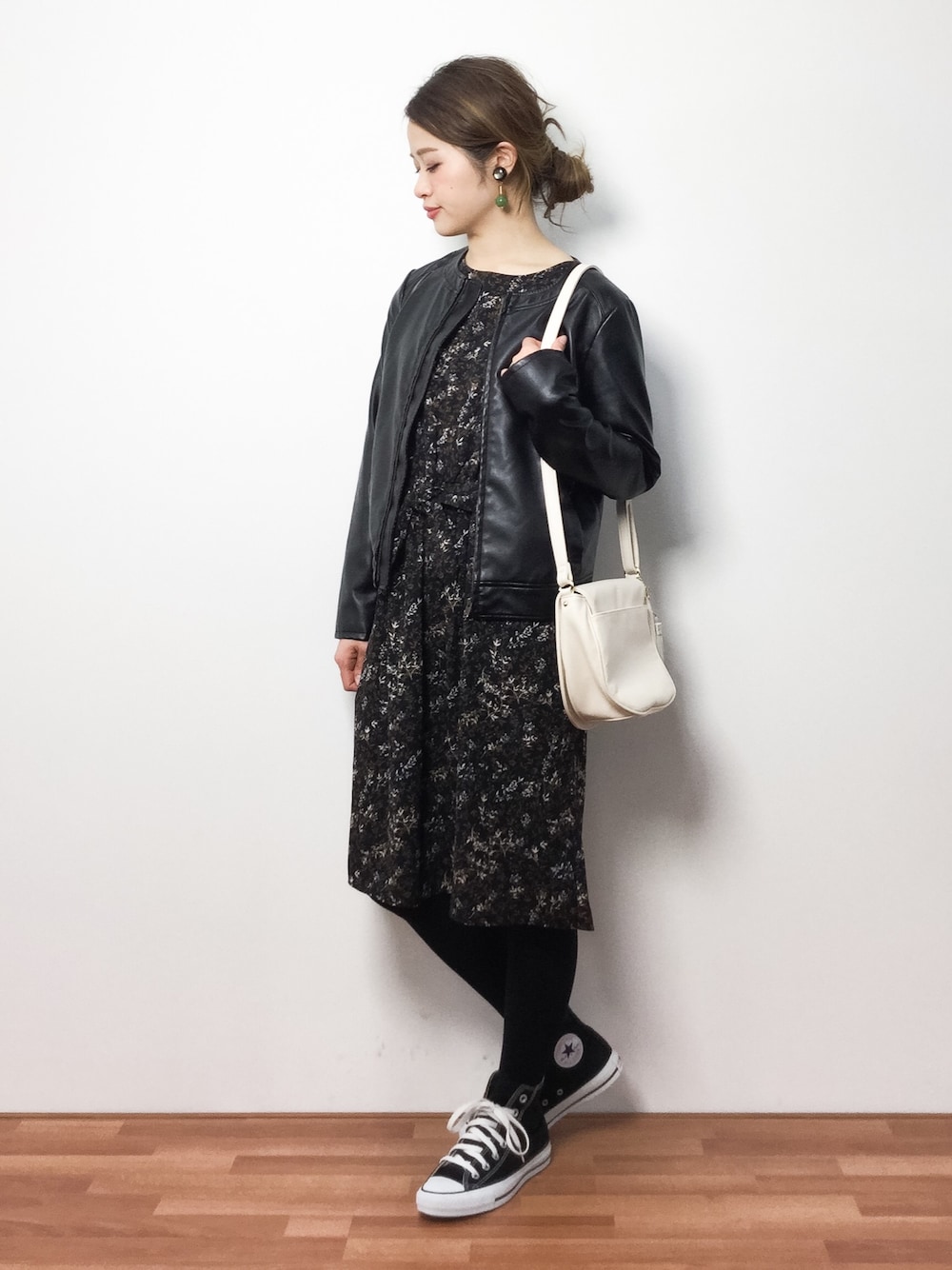 ブルー系のワンピース、ブラック系のライダースジャケットを着用したレディースの冬コーディネートの1枚目の写真