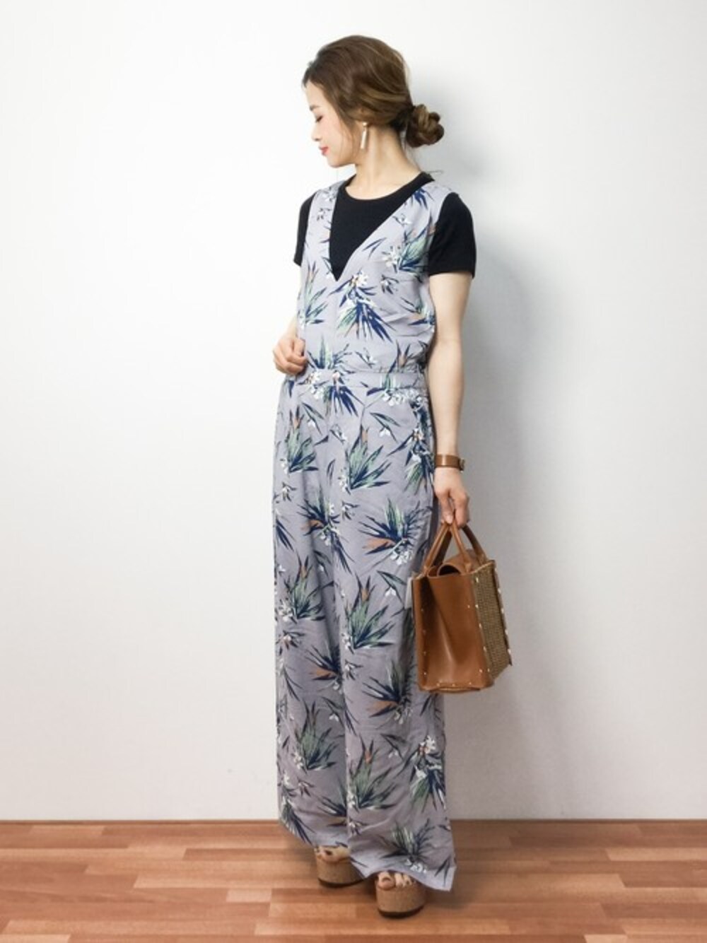 「花柄、サロペット、オールインワン、パンツスタイル、かごバッグ、ボタニカル柄」｜「URBAN RESEARCH Sonny LabelのSonny Label ドラセナ柄オールインワン（サロペット/オーバーオール、グレー系）」を使った、isaさん（レディース・155cm）の春コーディネートの1枚目の写真
