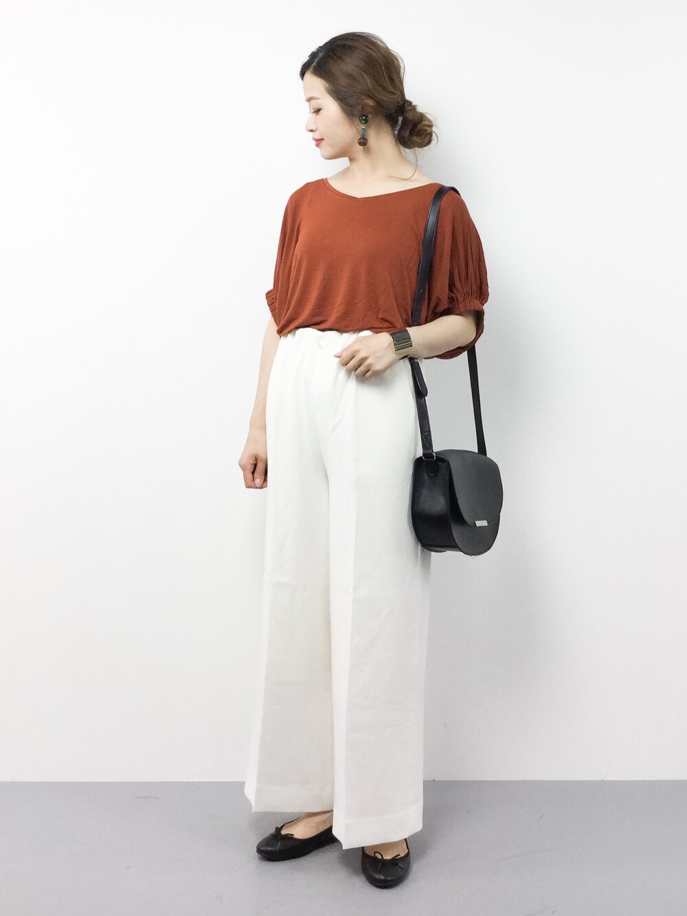 「シンプル、ドレープ　、ワイドパンツ、白パンツ、テラコッタ」｜「SENSE OF PLACE by URBAN RESEARCHのバックドレープＴシャツ（ノースリーブ）（Tシャツ/カットソー、ブラウン系）」を使った、isaさん（レディース・155cm）の夏コーディネートの1枚目の写真