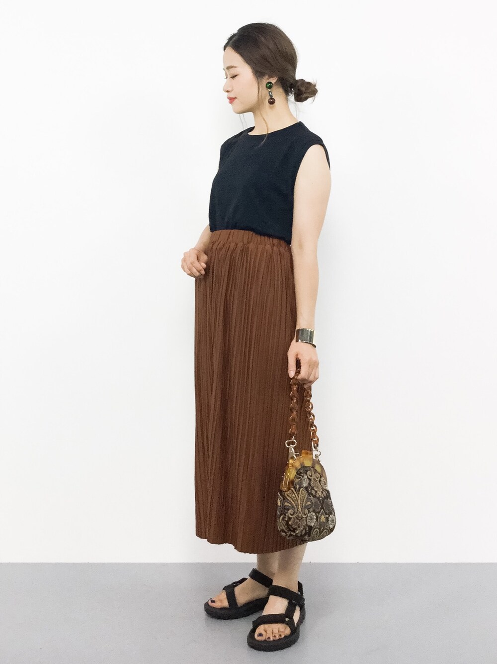 「スカート、シンプル、Tシャツ、プリーツスカート、チェーンバッグ、夏コーデ、スポーツサンダル、フレンチスリーブ、テバ」｜「A part byの60スムースネジリTEE 765096 （Tシャツ/カットソー、ブラック系）」を使った、isaさん（レディース・155cm）の夏コーディネートの1枚目の写真