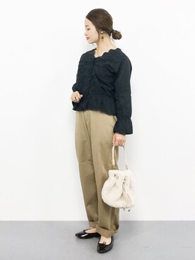 「スカラップ」｜「アイテム（チノパンツ）」を使った、isaさん（レディース・155cm）の秋コーディネート