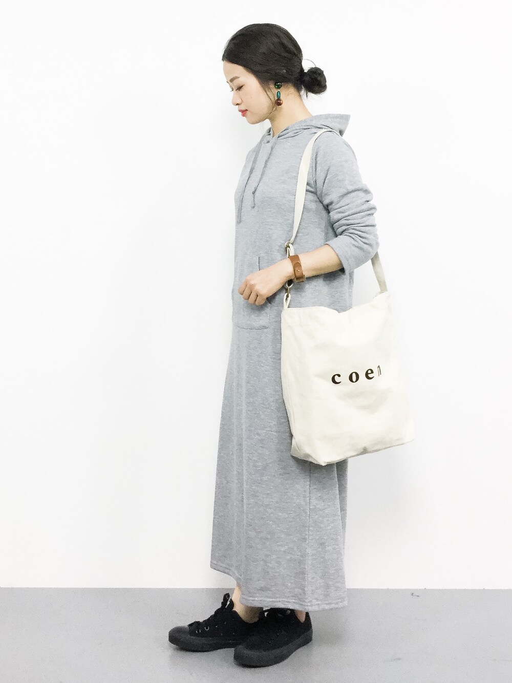 「ワンピース、シンプル、グレー、休日スタイル、リラックススタイル、パーカーワンピース、秋服、マキシ丈ワンピース、秋」｜「eversinceのフード付き裏毛マキシワンピース（ワンピース、グレー系）」を使った、isaさん（レディース・155cm）の秋コーディネートの1枚目の写真