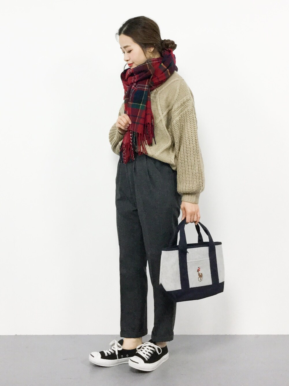 ベージュ系のニット/セーター、グレー系のスラックス、グレー系のトートバッグを着用したレディースの冬コーディネートの1枚目の写真