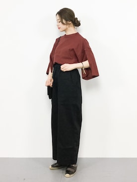 「スリット」｜「アイテム（チノパンツ）」を使った、isaさん（レディース・155cm）の春コーディネート
