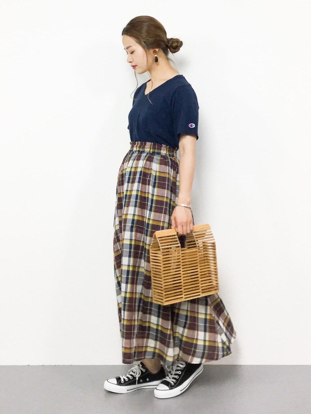 ブルー系のTシャツ/カットソー、その他のスカート、ベージュ系のかごバッグを着用したレディースの夏コーディネートの1枚目の写真