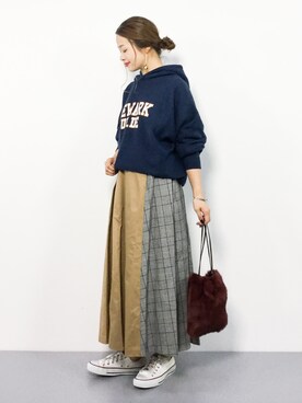 「ロゴパーカー」｜「アイテム（スウェット）」を使った、isaさん（レディース・155cm）の秋コーディネート