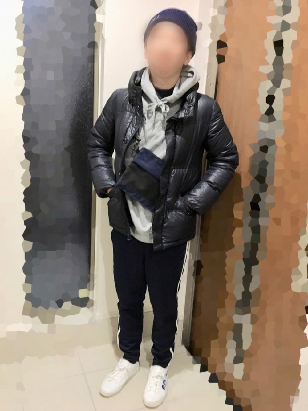 「夫婦で5500円コーディネート対決、ラインパンツ、サコッシュ、モックネック、プルオーバーパーカー、ダウン、おしゃれさんと繋がりたい、2018マイベストコーデ」｜「Availのアイテム（パンツ、ブルー系）」を使った、とんとろさん（メンズ・167cm）の冬コーディネートの1枚目の写真