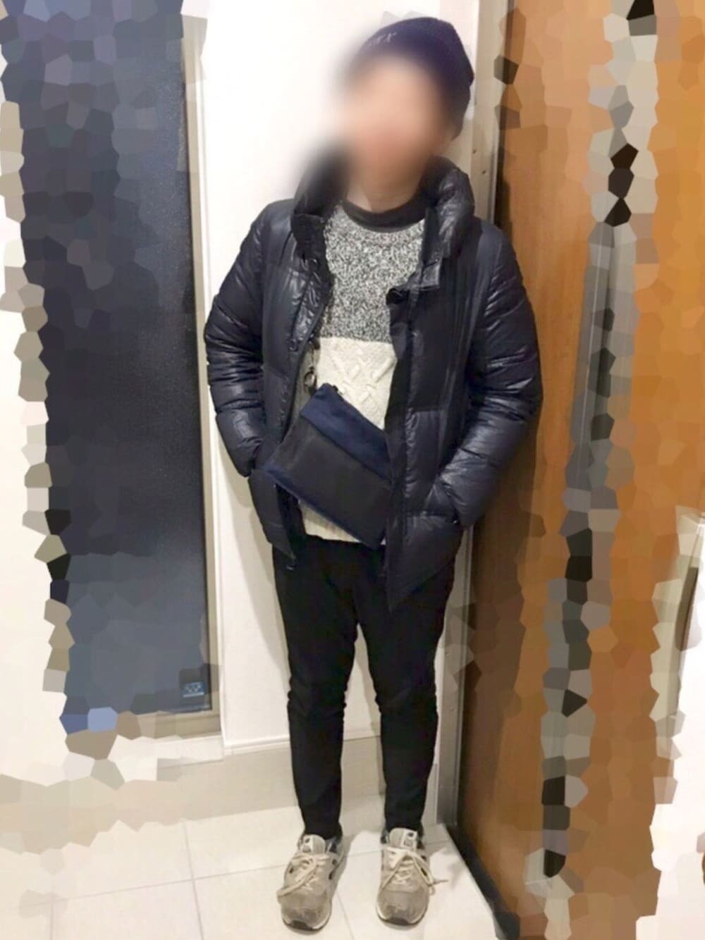 「バイカラー、モックネック、サコッシュ、テーパードパンツ、初詣、おしゃれさんと繋がりたい」｜「HAREの【HARE】バイカラーケーブルニットプルオーバー（ニット/セーター、ホワイト系）」を使った、とんとろさん（メンズ・167cm）の冬コーディネートの1枚目の写真