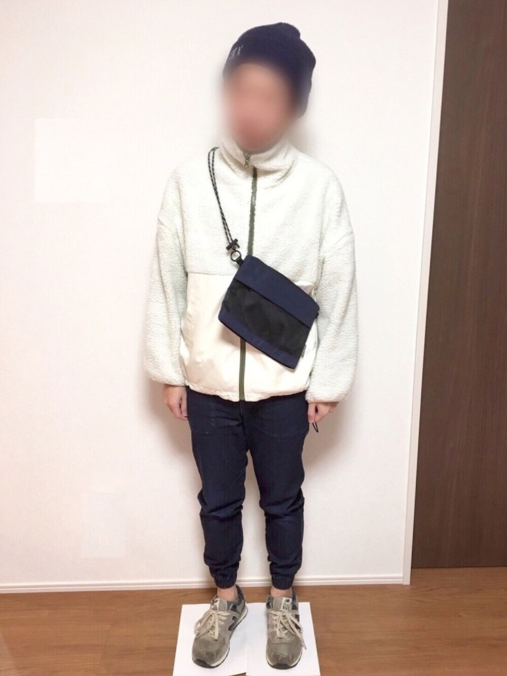 「ボア、ボアジャケット、ボアブルゾン、サコッシュ、ビーニー、ジョガーパンツ、おしゃれさんと繋がりたい、いいね、save、フォローお願いします🤑」｜「Cutie Blondeのリバーシブルブルゾン（ブルゾン、ホワイト系）」を使った、とんとろさん（メンズ・167cm）の冬コーディネートの1枚目の写真