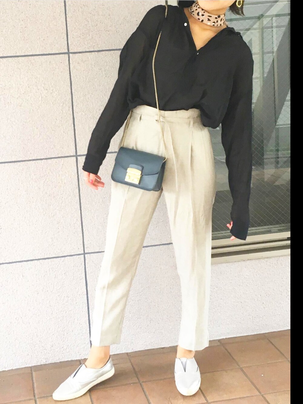 「雨の日コーデ、パンツコーデ、ARMEN、グリーンレーベル リラクシング、フルラ(FURLA)、スカーフ巻き、雨だけどお出掛け、今日の服、はやく夏来い、たくさん歩くぞコーデ」｜「green label relaxingの[リネンライク] ◆FM トリアセ/PE テーパード パンツ（その他パンツ、ベージュ系）」を使った、きむさん（レディース・164cm）の夏コーディネートの1枚目の写真