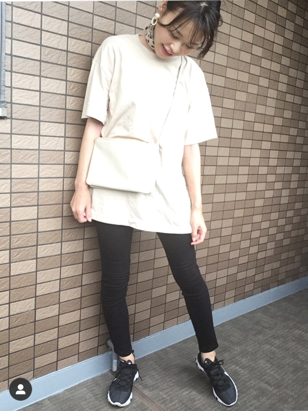 「上下UNIQLO、プチプラコーデ、今日のコーデ、シンプル、スニーカーコーデ、お洒落さんとつながりたい、ootd、オトナ女子、オトナカジュアル、カジュアル」｜「UNIQLOのコットンオーバーサイズチュニック(半袖)（Tシャツ/カットソー、ベージュ系）」を使った、きむさん（レディース・164cm）の夏コーディネートの1枚目の写真