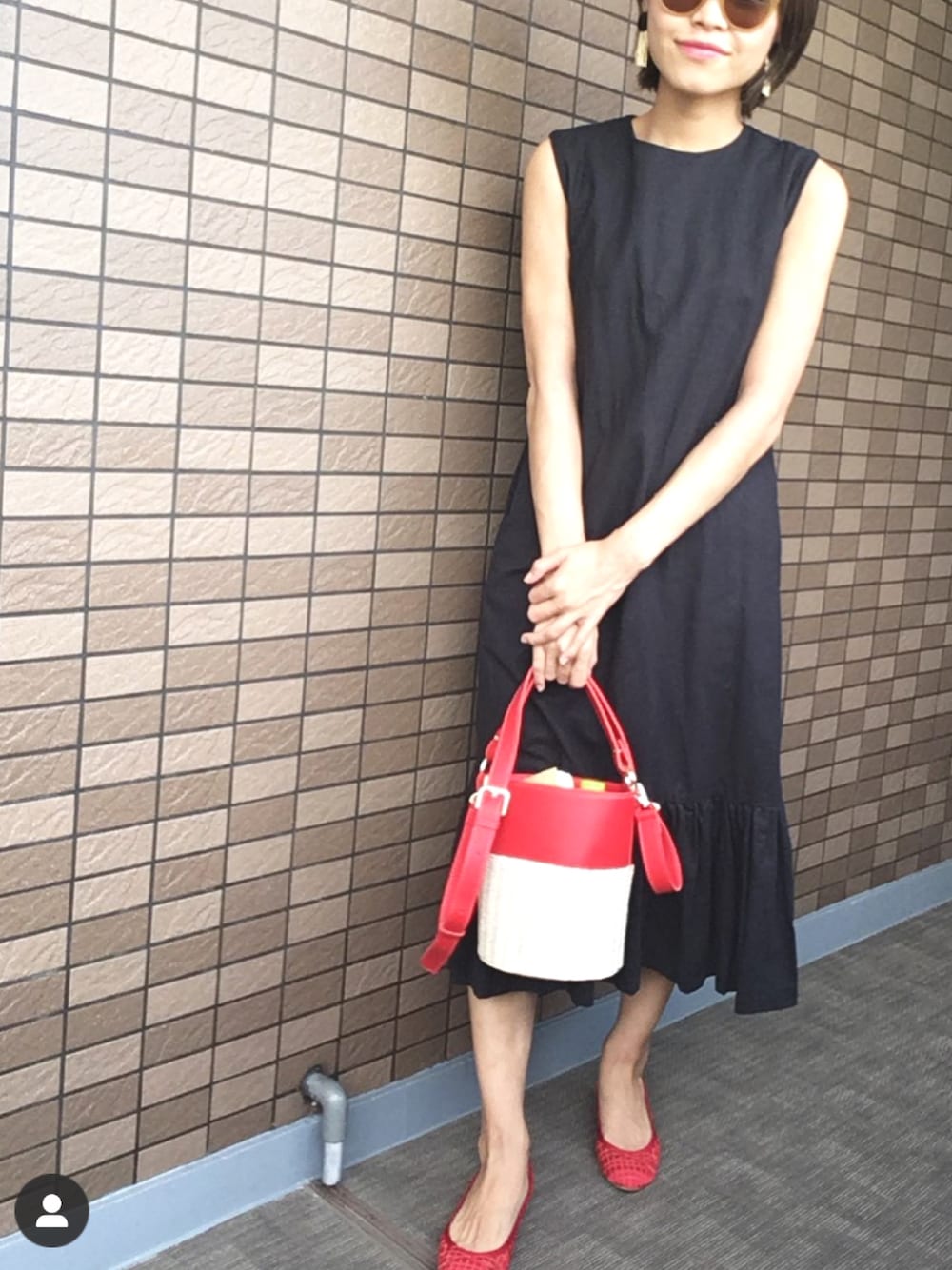 「birthdaybash、シンプルコーデ、赤×黒、大人コーデ、大人かわいい、ショートヘア、ショートボブ、ワンピース、ノースリーブ、ブラック」｜「MODE ROBEのアイテム（かごバッグ、レッド系）」を使った、きむさん（レディース・164cm）の夏コーディネートの1枚目の写真