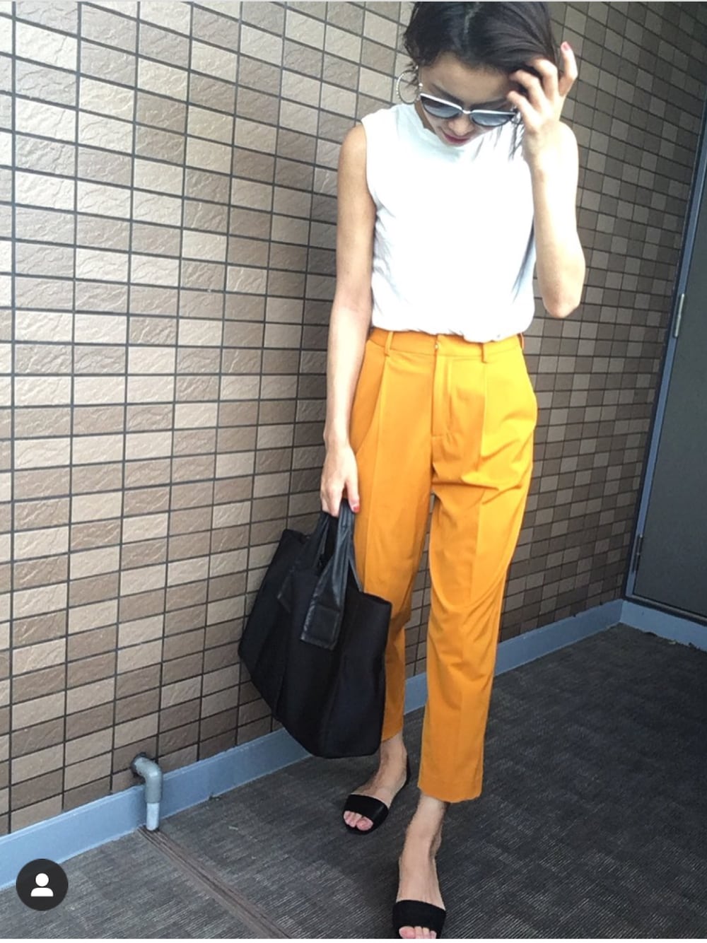 「夏コーデ、カラーパンツ、カジュアルコーデ、パンツスタイル、大人カジュアル、ootd、フラットシューズ、オトナ女子、シンプルコーデ、イエロー」｜「ROPE'のアルガンオイルツイルタックパンツ（その他パンツ、イエロー系）」を使った、きむさん（レディース・164cm）の秋コーディネートの1枚目の写真